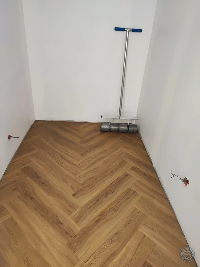 Jodełka w pełnej krasie – montaż kładziny Gerflor w mieszkaniu 50 m².
